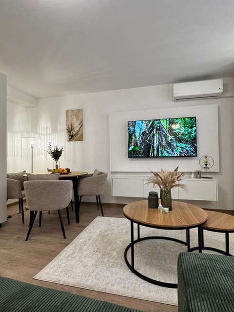 TV and multimedia, Living room, Seating area, Dining area