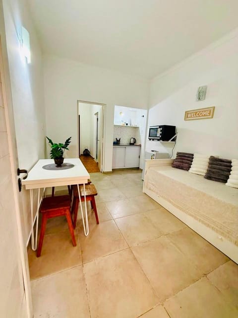 Kitchen or kitchenette, Living room, Seating area, Dining area, oven