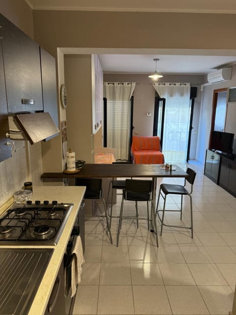 Kitchen or kitchenette, Seating area, Dining area