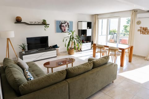 Communal lounge/ TV room, TV and multimedia, Living room, Seating area, Dining area