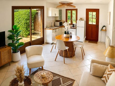 Kitchen or kitchenette, Living room, Dining area