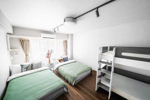 Bedroom, bunk bed