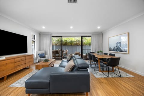 TV and multimedia, Living room, Seating area, Evening entertainment