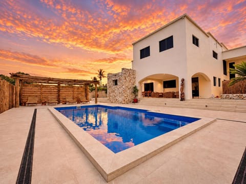 Property building, Patio, Day, Pool view, Swimming pool, sunbed