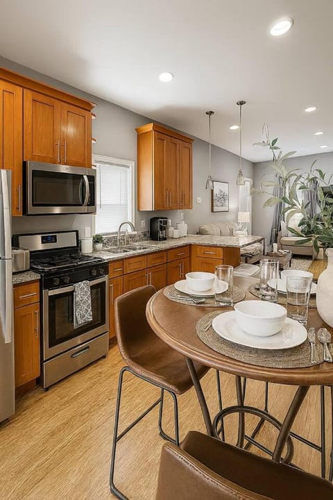 Kitchen or kitchenette, Dining area