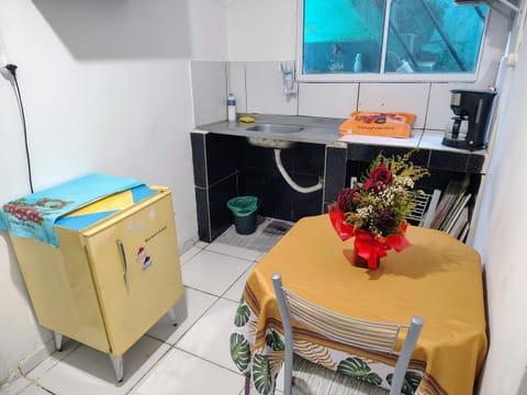 Kitchen or kitchenette, Dining area, minibar, stove