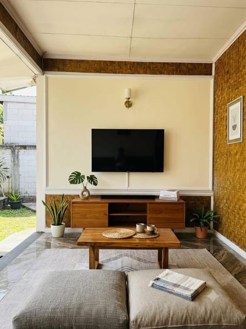 Communal lounge/ TV room, Karaoke