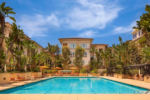 Property building, Spring, Day, Garden, Hot Tub, Garden view, Pool view, Swimming pool, Swimming pool, sunbed