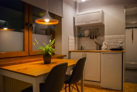 Coffee/tea facilities, Kitchen or kitchenette, Dining area