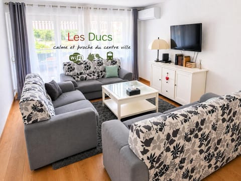 Property building, TV and multimedia, Living room, Photo of the whole room, Seating area