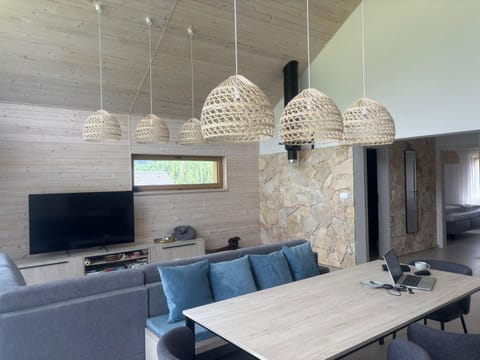 TV and multimedia, Living room, Seating area, Dining area