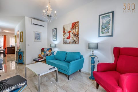 Communal lounge/ TV room, TV and multimedia, Living room, Seating area, Evening entertainment, fireplace, air conditioner