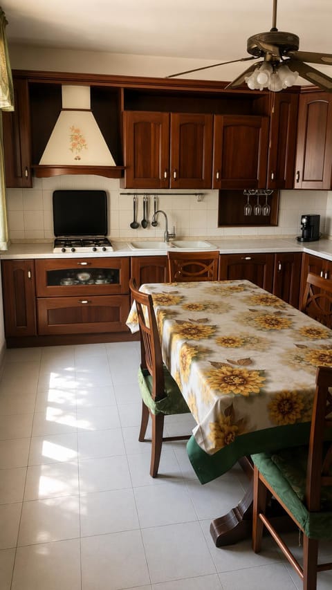 Kitchen or kitchenette, Dining area, stove