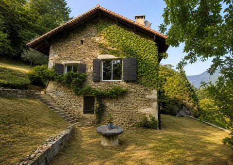 Property building, Spring, Day, Natural landscape, Garden, Garden view, Landmark view, Mountain view