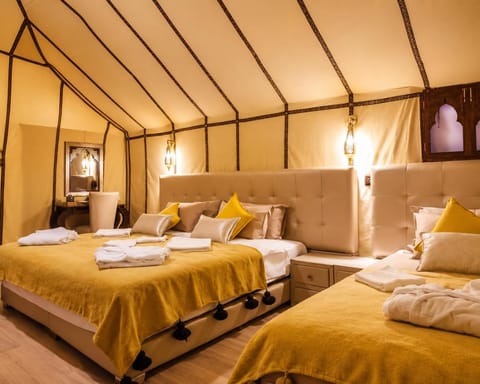 Bed, Photo of the whole room, Bedroom, Breakfast, towels