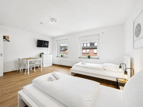 Bed, TV and multimedia, Seating area, Bedroom