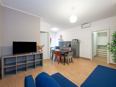 TV and multimedia, Kitchen or kitchenette, Living room, Seating area, Dining area, air conditioner