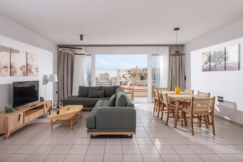 Communal lounge/ TV room, TV and multimedia, Seating area, Dining area