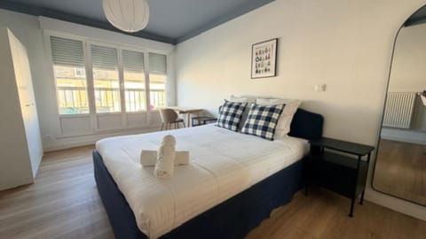Property building, Bed, Bedroom
