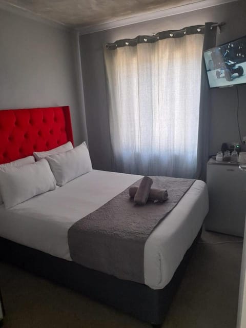 Bed, TV and multimedia, Photo of the whole room, Bedroom, towels, kitchen