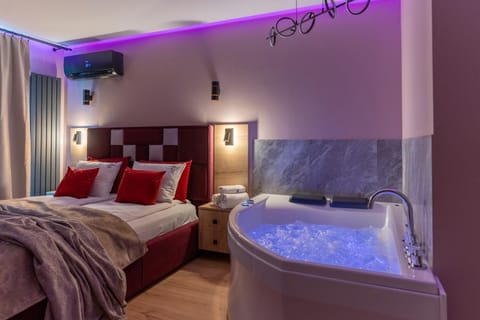 Bed, Hot Tub, Photo of the whole room, Bedroom, towels, air conditioner