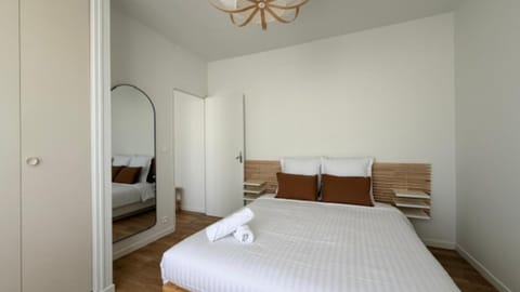 Property building, Bed, Bedroom