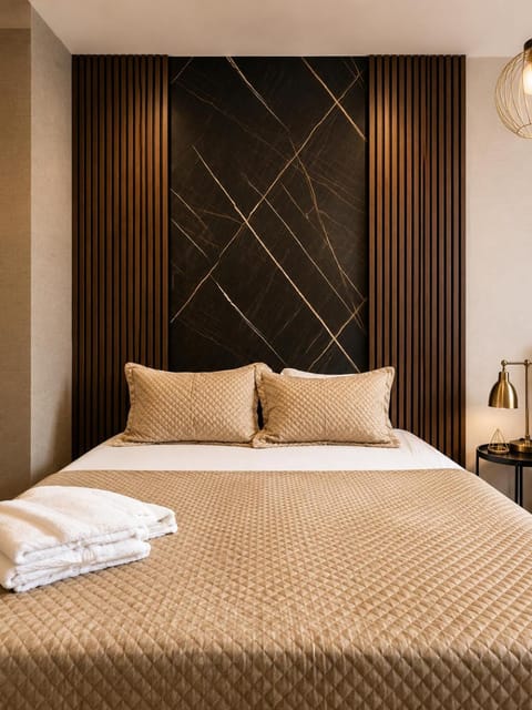 Bed, Photo of the whole room, Bedroom, towels