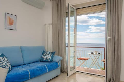 Natural landscape, View (from property/room), Balcony/Terrace, Living room, Seating area, Sea view