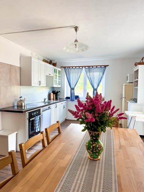 Kitchen or kitchenette, Seating area, Dining area