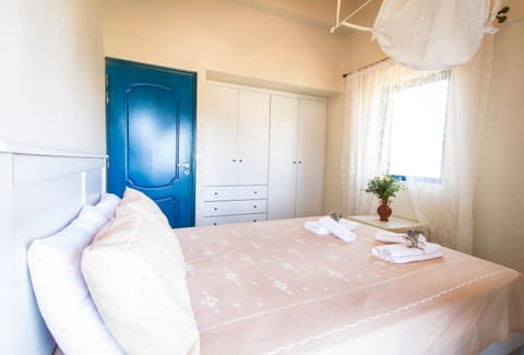 Bed, Garden view, Landmark view, Sea view