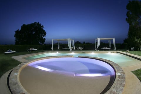 Hot Tub, Decorative detail
