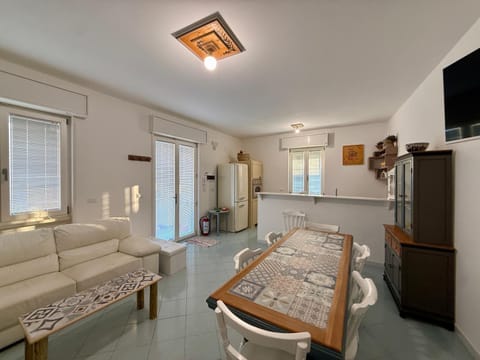 Communal lounge/ TV room, Kitchen or kitchenette, Living room, Dining area, air conditioner