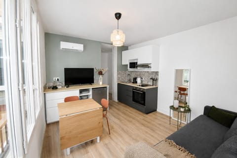 TV and multimedia, Kitchen or kitchenette, Living room, Seating area, Dining area, oven, stove