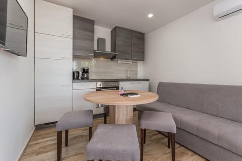 Kitchen or kitchenette, Living room, Seating area, Dining area