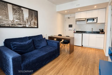 TV and multimedia, Coffee/tea facilities, Balcony/Terrace, Living room, Seating area, microwave, kitchen