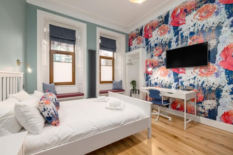 Bed, TV and multimedia, Bedroom