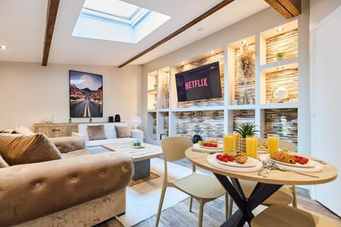 TV and multimedia, Living room, Food and drinks, Seating area, Dining area, Food, Drinks