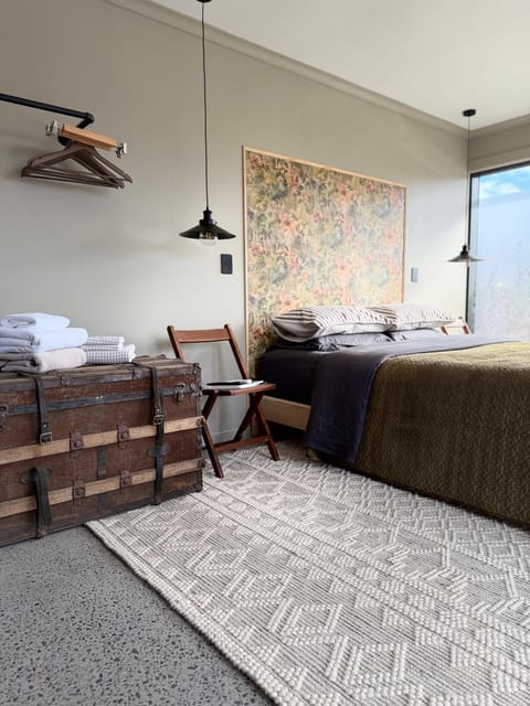 Bed, towels