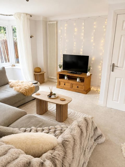 Communal lounge/ TV room, TV and multimedia, Living room, Seating area, Evening entertainment