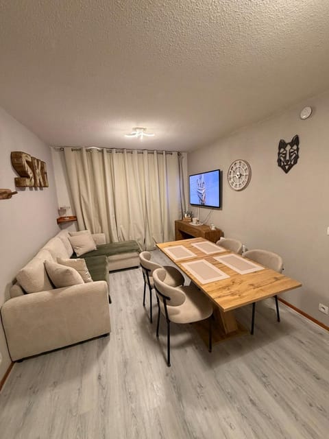 TV and multimedia, Living room, Seating area, Dining area