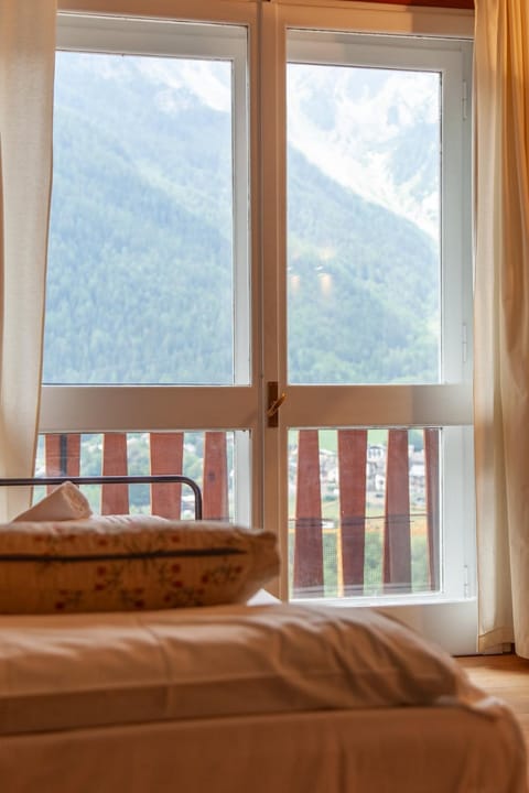 Bed, TV and multimedia, View (from property/room), Living room, Photo of the whole room