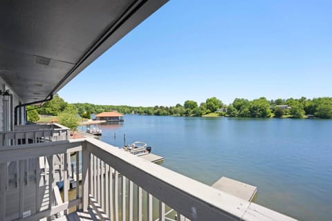 View (from property/room), Balcony/Terrace, Lake view