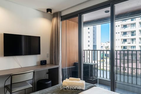 Bed, TV and multimedia, Balcony/Terrace, Bedroom, City view
