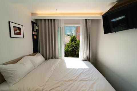Communal lounge/ TV room, Bed, TV and multimedia, Photo of the whole room, Decorative detail, Evening entertainment, Bedroom, Area and facilities, hair dryier, heating, washing machine, dryer