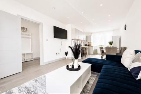 Communal lounge/ TV room, TV and multimedia, Living room, Seating area, Evening entertainment