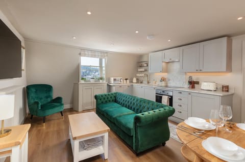 Coffee/tea facilities, Kitchen or kitchenette, Living room, Seating area, Dining area, stove