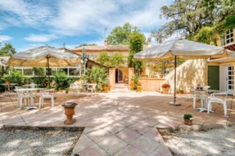 Property building, Patio, Spring, Day, Garden, Dining area, Garden view