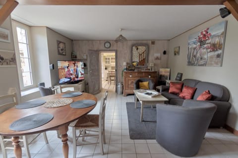 Communal lounge/ TV room, Living room, Seating area