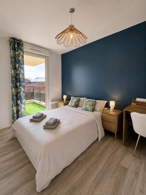 Photo of the whole room, Seating area, Bedroom, towels