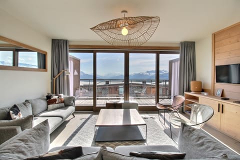 Day, Natural landscape, TV and multimedia, Living room, Mountain view, Time of day, Parking, internet